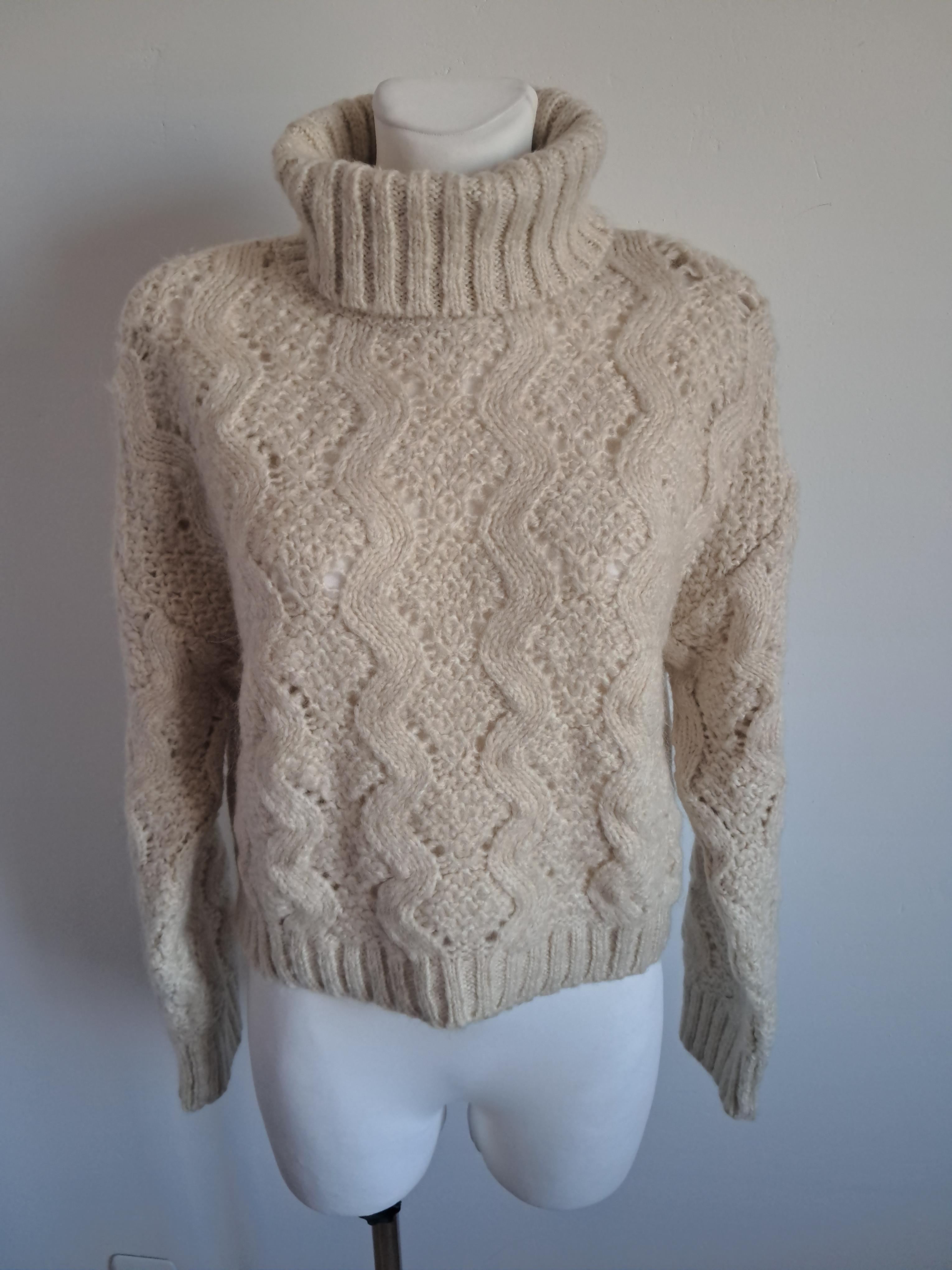 Jasnobeżowy sweter z golfem Reserved M