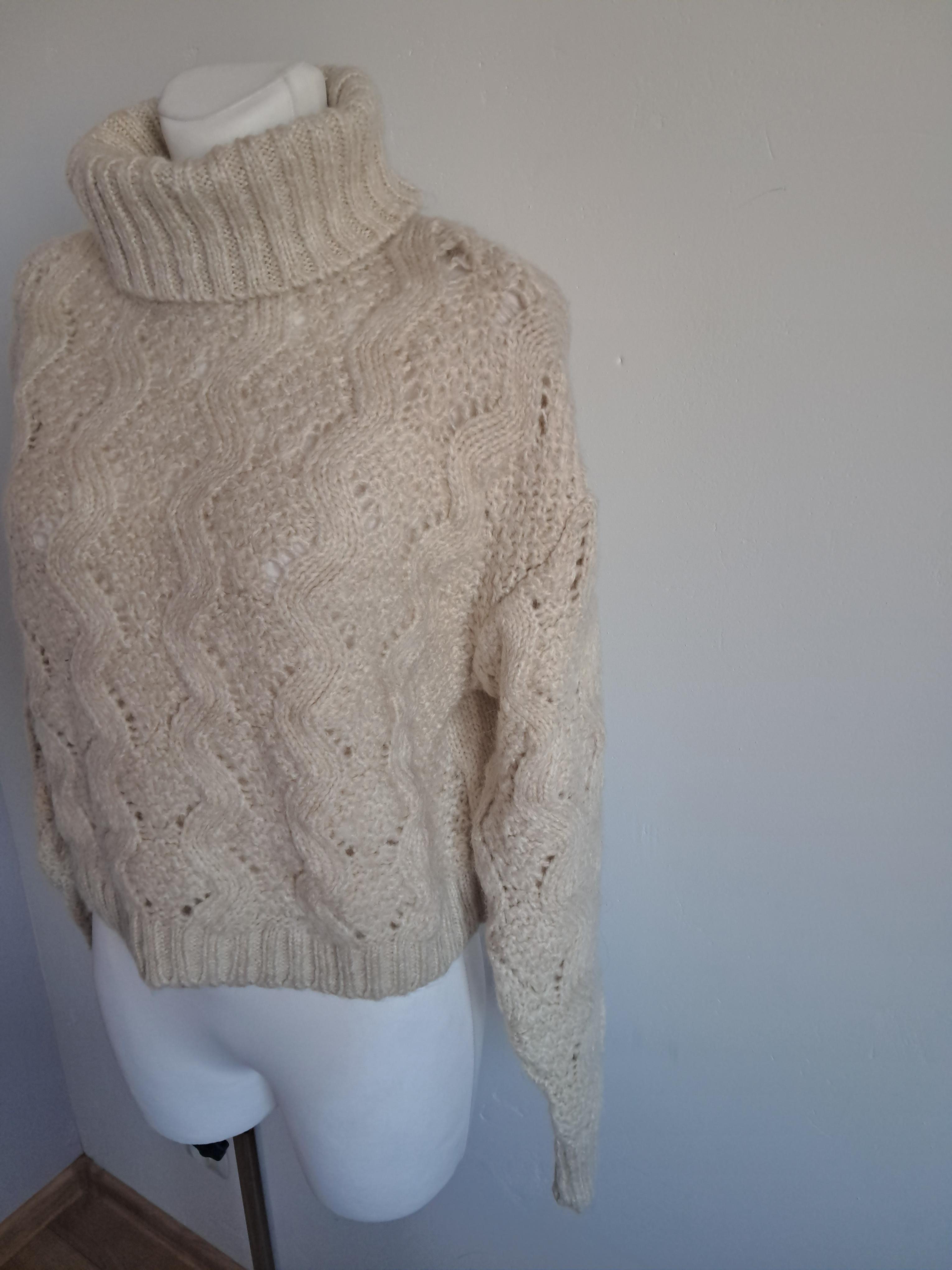Jasnobeżowy sweter z golfem Reserved M