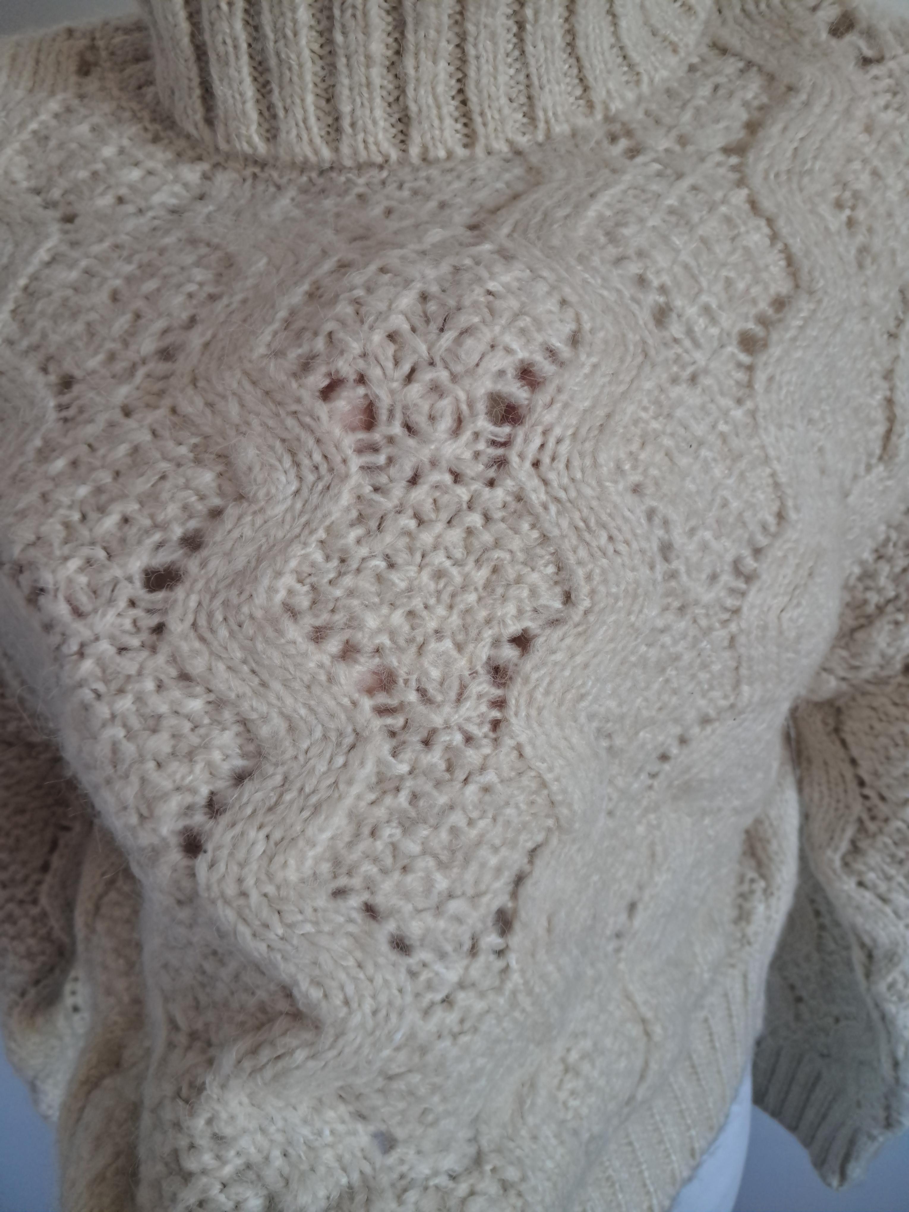 Jasnobeżowy sweter z golfem Reserved M