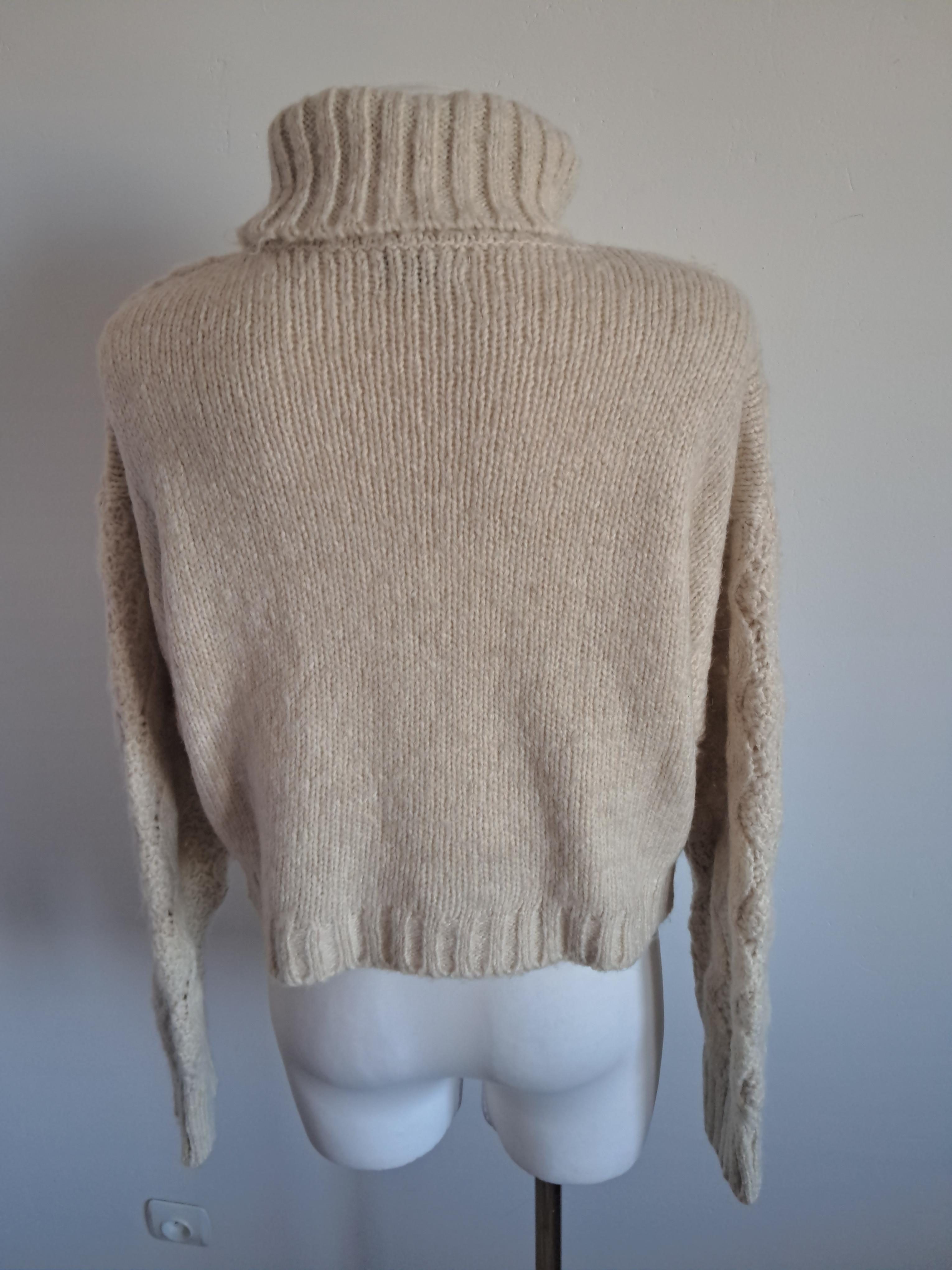 Jasnobeżowy sweter z golfem Reserved M