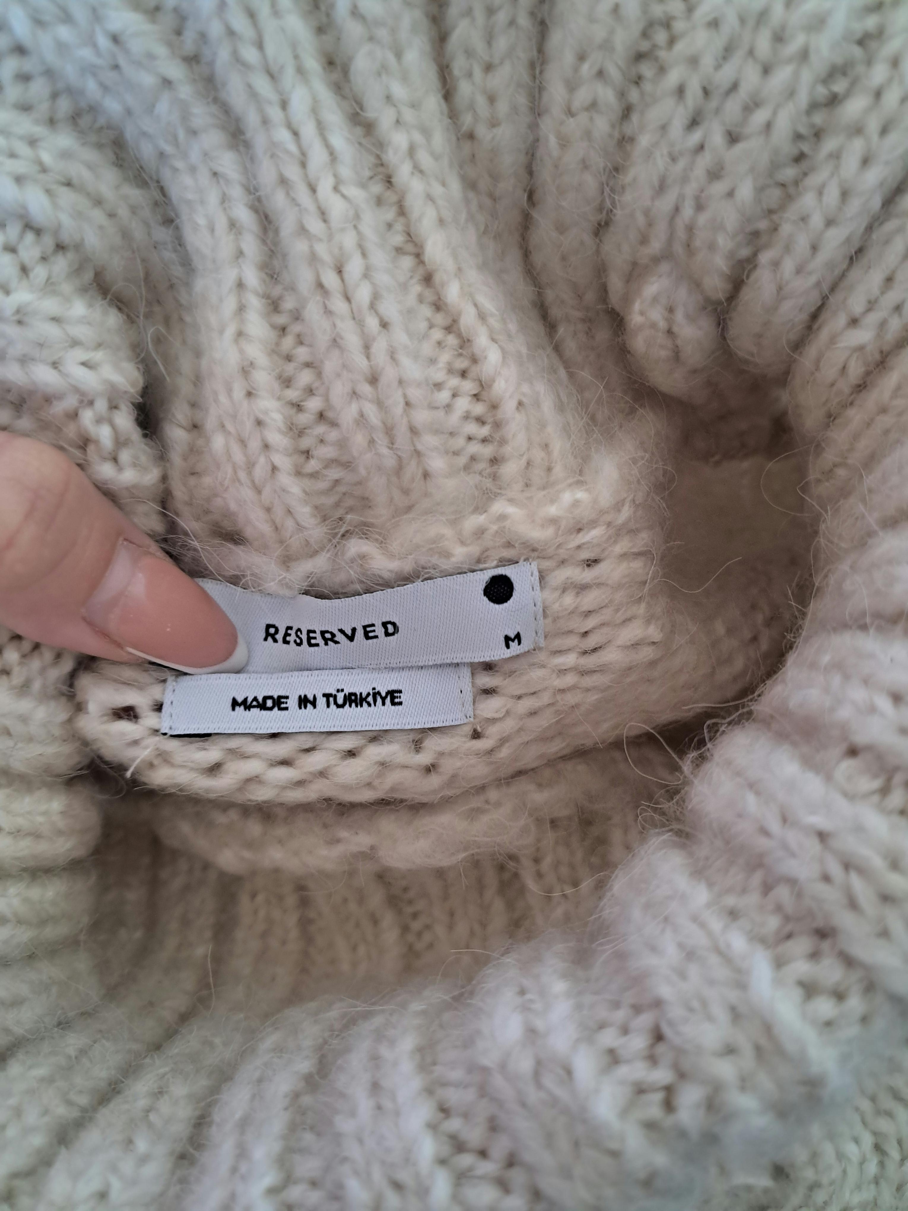 Jasnobeżowy sweter z golfem Reserved M